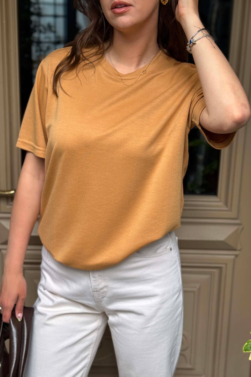 T-SHIRT I THJESHTE NJE NGJYRESH PER FEMRA NE NGJYRE BEZHE + 6 PALE ÇORAPE DHURATE - 2