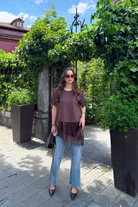 T-SHIRT ME DETAJ SATENI PER FEMRA NE NGJYRE KAFE - 4