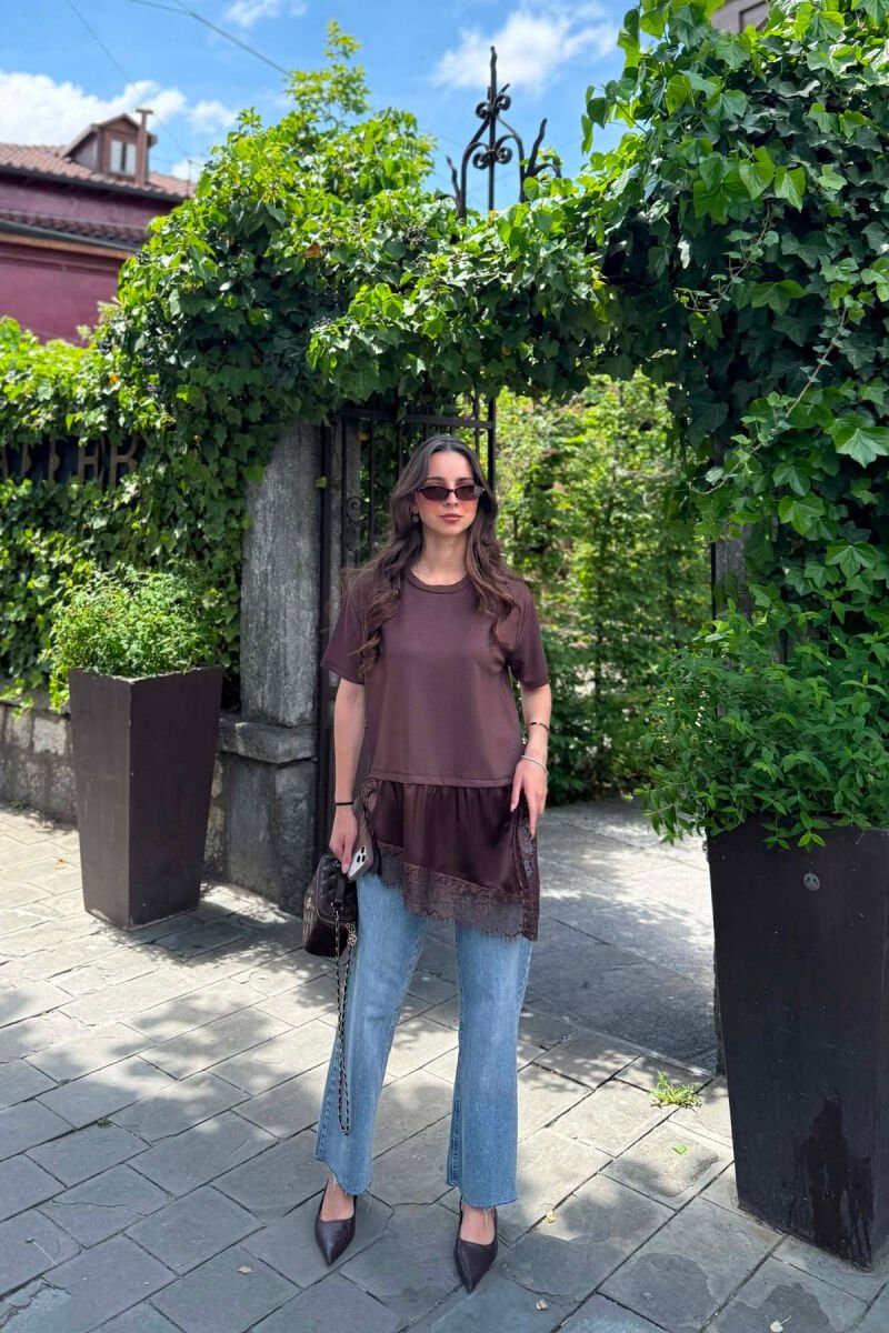 T-SHIRT ME DETAJ SATENI PER FEMRA NE NGJYRE KAFE - 4