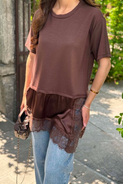 T-SHIRT ME DETAJ SATENI PER FEMRA NE NGJYRE KAFE - 5