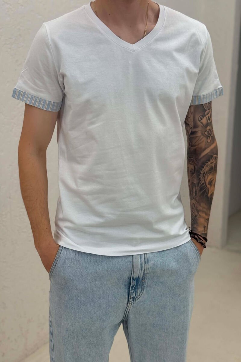 T-SHIRT ME DETAJE ME JAKË V PËR MESHKUJ NË NGJYRËN BLU+E BARDHË - 4