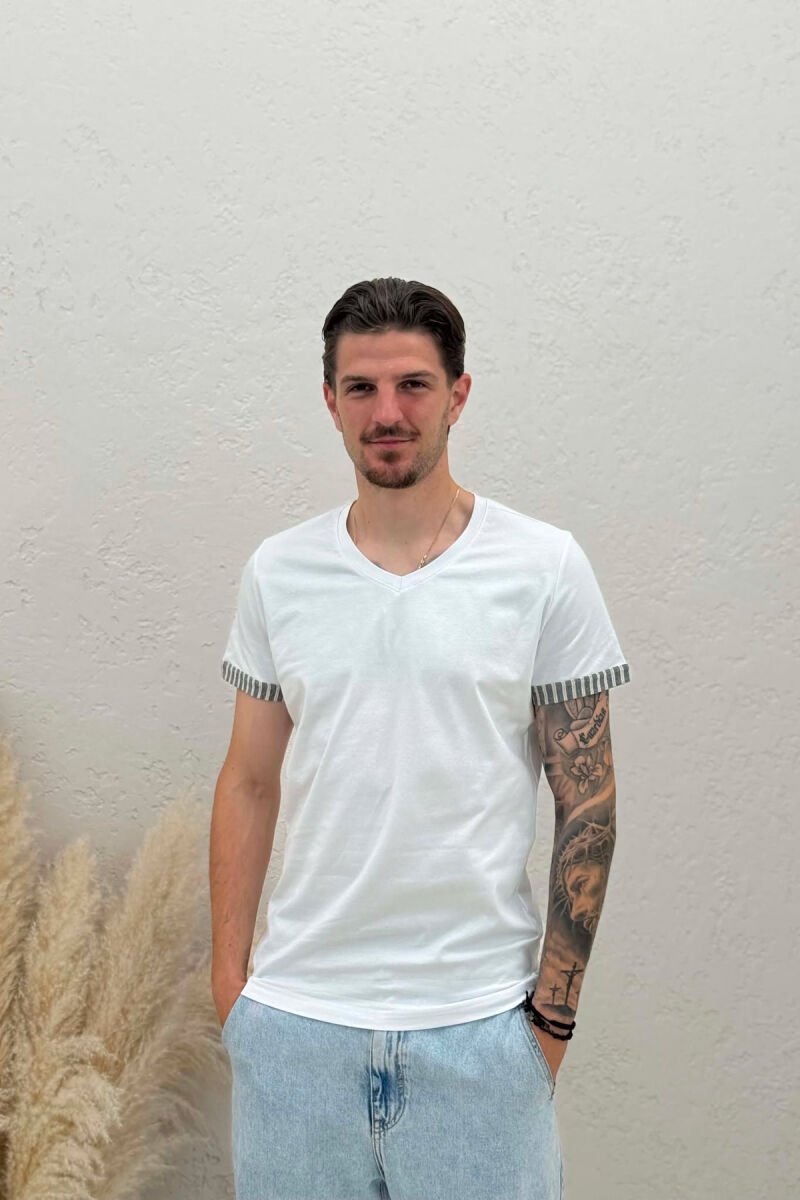 T-SHIRT ME DETAJE ME JAKË V PËR MESHKUJ NË NGJYRËN GRI+E BARDHË - 1