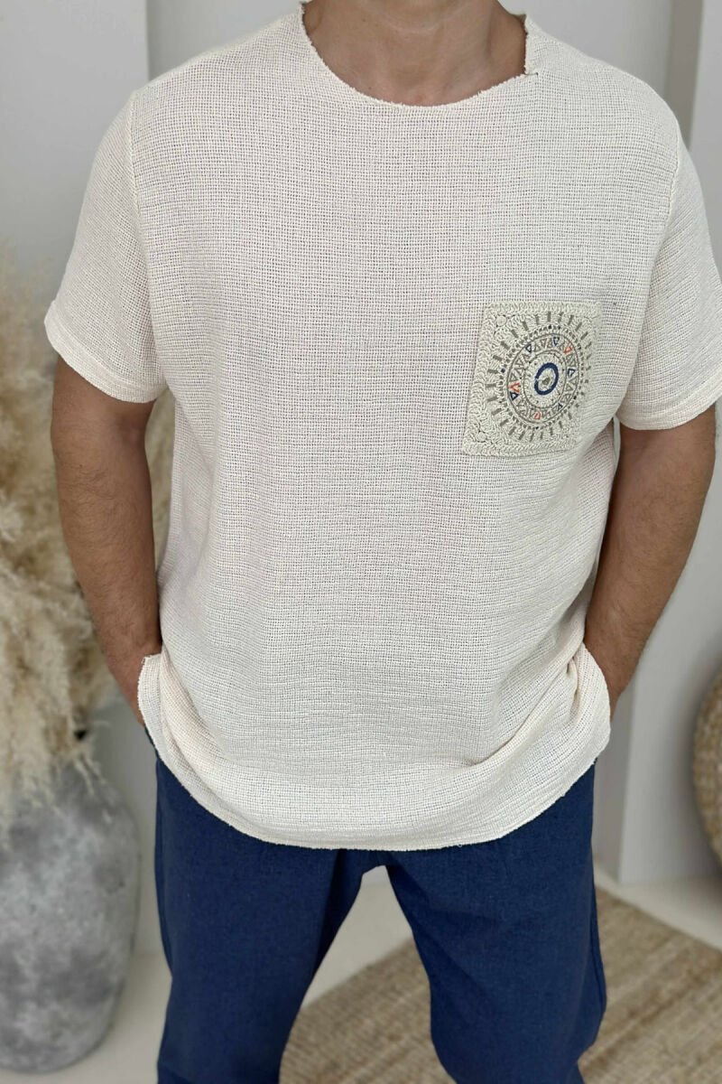 T-SHIRT ME DETAJE TË THJESHTA PËR MESHKUJ NË NGJYRËN BEZHË E ZBARDHUR - 3