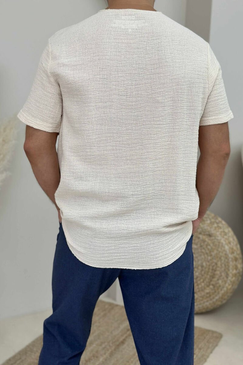 T-SHIRT ME DETAJE TË THJESHTA PËR MESHKUJ NË NGJYRËN BEZHË E ZBARDHUR - 4