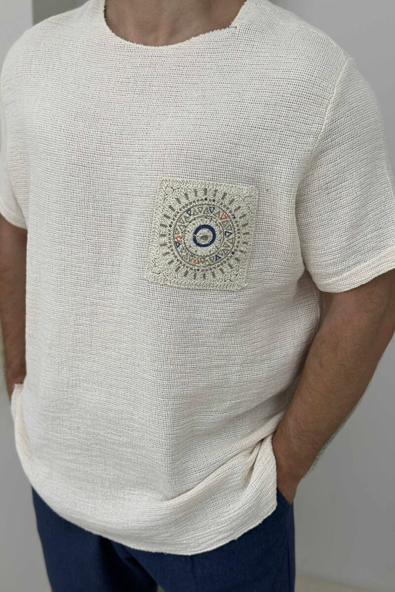 T-SHIRT ME DETAJE TË THJESHTA PËR MESHKUJ NË NGJYRËN BEZHË E ZBARDHUR - 2