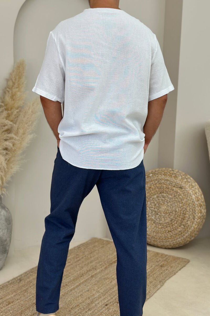 T-SHIRT ME DETAJE TË THJESHTA PËR MESHKUJ NË NGJYRËN E BARDHË - 4