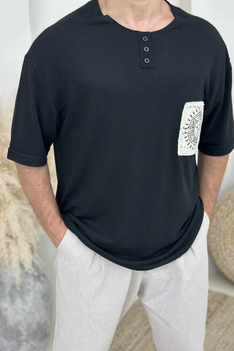 T-SHIRT ME DETAJE TË THJESHTA PËR MESHKUJ NË NGJYRËN E ZEZË - 2