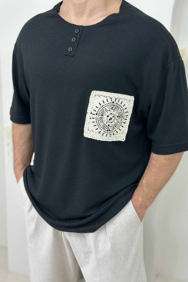 T-SHIRT ME DETAJE TË THJESHTA PËR MESHKUJ NË NGJYRËN E ZEZË - 3