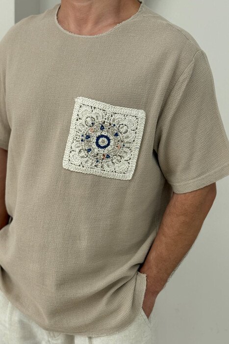T-SHIRT ME DETAJE TË THJESHTA PËR MESHKUJ NË NGJYRËN KAFE E ZBARDHUR - 3