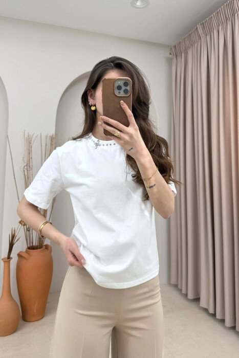 T-SHIRT ME DETAJE TEK PJESA E QAFES PER FEMRA NE NGJYRE TE BARDHE - KLAUDIO FASHION