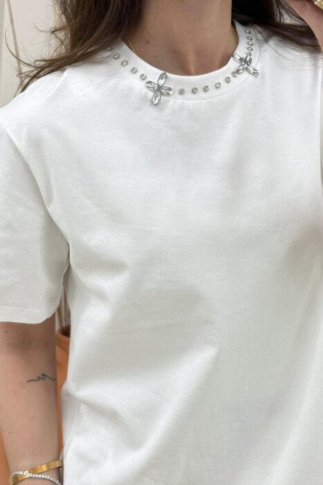T-SHIRT ME DETAJE TEK PJESA E QAFES PER FEMRA NE NGJYRE TE BARDHE - 2