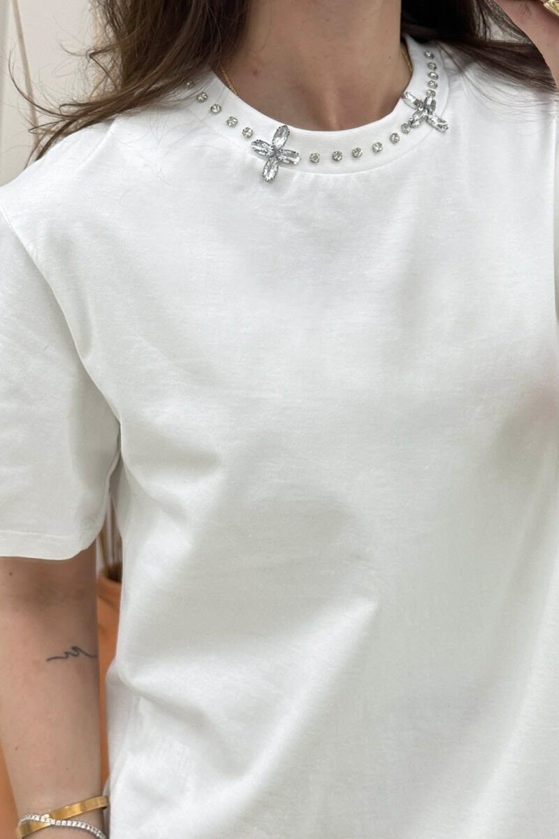T-SHIRT ME DETAJE TEK PJESA E QAFES PER FEMRA NE NGJYRE TE BARDHE - 2