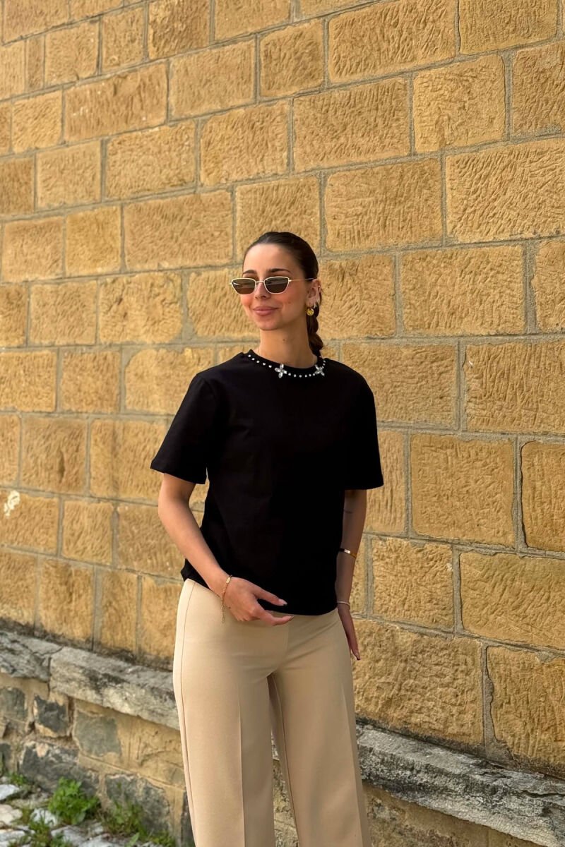 T-SHIRT ME DETAJE TEK PJESA E QAFES PER FEMRA NE NGJYRE TE ZEZE - 1