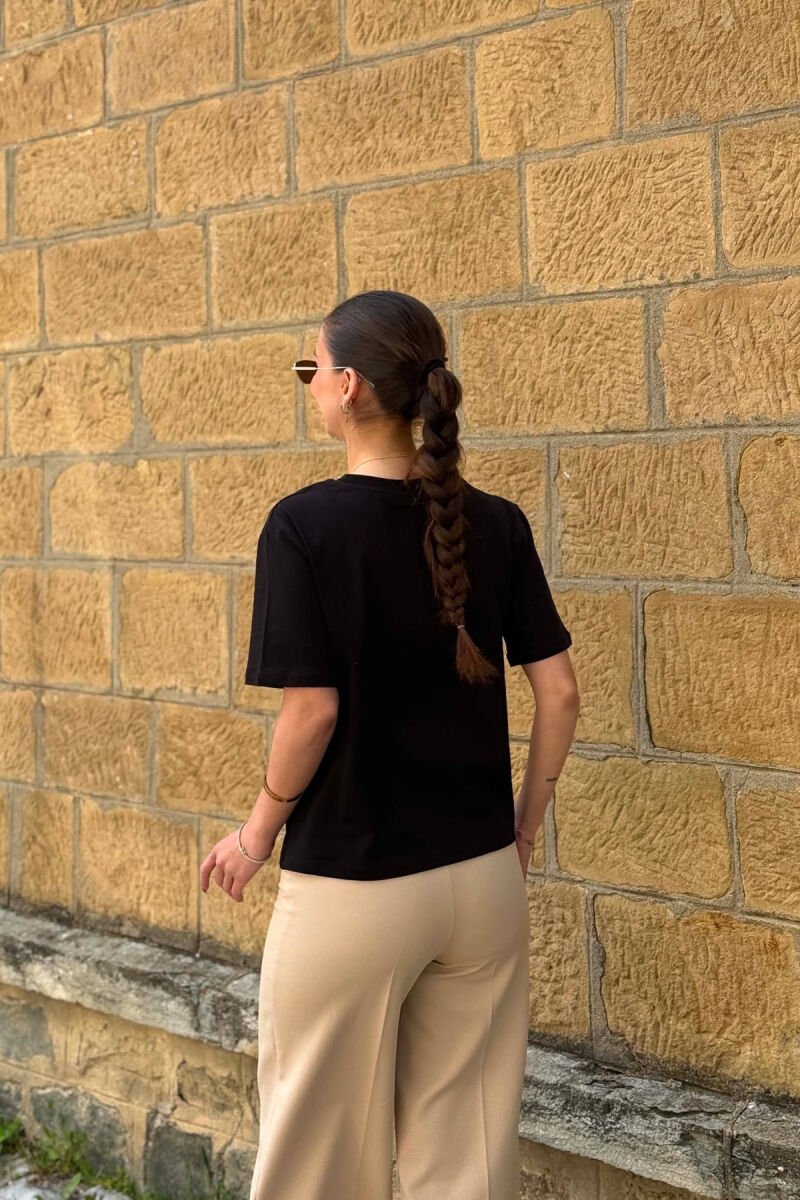 T-SHIRT ME DETAJE TEK PJESA E QAFES PER FEMRA NE NGJYRE TE ZEZE - 4