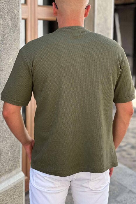 T-SHIRT PËR MESHKUJ ME DETAJET E KOPSAVE NË NGJYRË JESHILE - 3