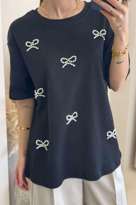 T-SHIRT ME DETAJIN E FJONGOVE ME PERLA PËR FEMRA NË NGJYRËN E ZEZË - 2