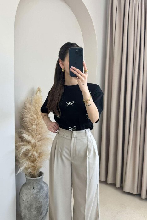 T-SHIRT ME DETAJIN E FJONGOVE ME PERLA PËR FEMRA NË NGJYRËN E ZEZË 