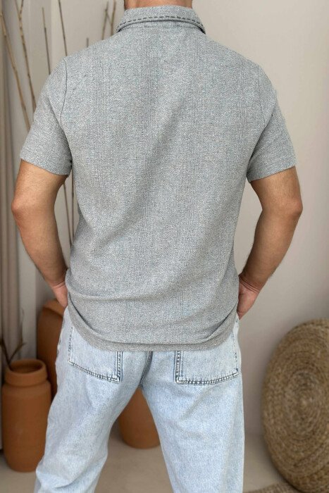 T-SHIRT ME DETAJIN E XHEPIT ME JAKË POLO PËR MESHKUJ NË NGJYRËN GRI E ZBARDHUR - 2