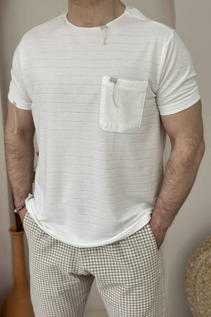 T-SHIRT ME DETAJIN E XHEPIT PËR MEHSKUJ NË NGJYRËN E BARDHË - 1