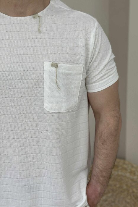 T-SHIRT ME DETAJIN E XHEPIT PËR MEHSKUJ NË NGJYRËN E BARDHË - 3