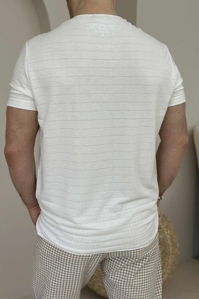 T-SHIRT ME DETAJIN E XHEPIT PËR MEHSKUJ NË NGJYRËN E BARDHË - 5