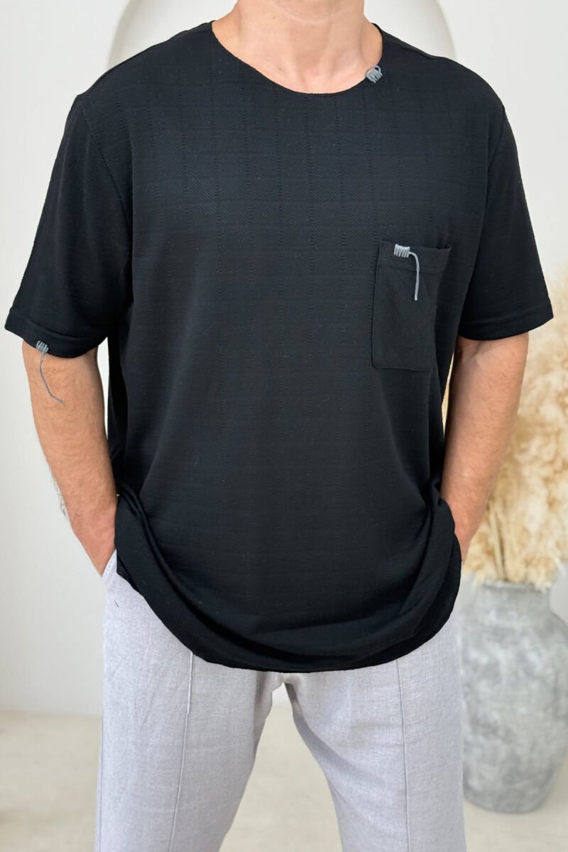 T-SHIRT ME DETAJIN E XHEPIT PËR MEHSKUJ NË NGJYRËN E ZEZË - 3