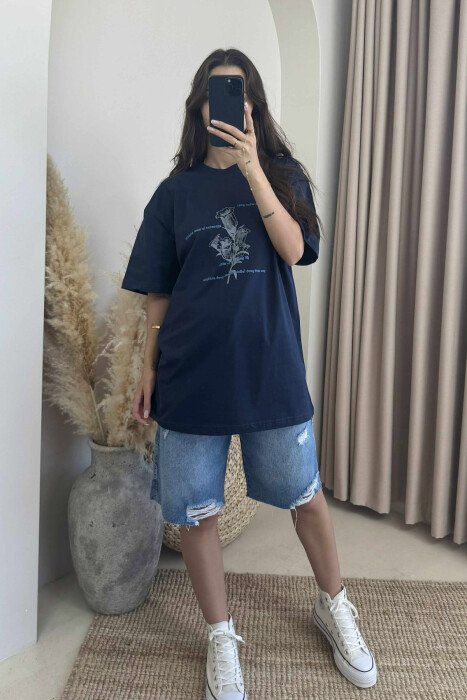 T-SHIRT ME DIZANJ DHE SHKRIME PËR FEMRA NË NGJYRËN BLU TË ERRËT - 1