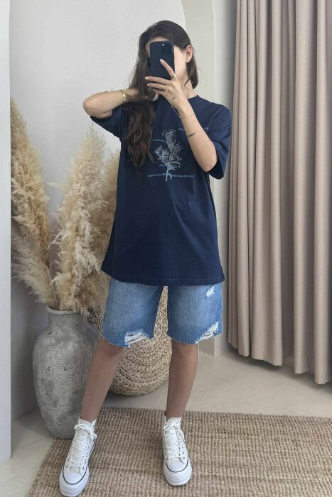 T-SHIRT ME DIZANJ DHE SHKRIME PËR FEMRA NË NGJYRËN BLU TË ERRËT - 2