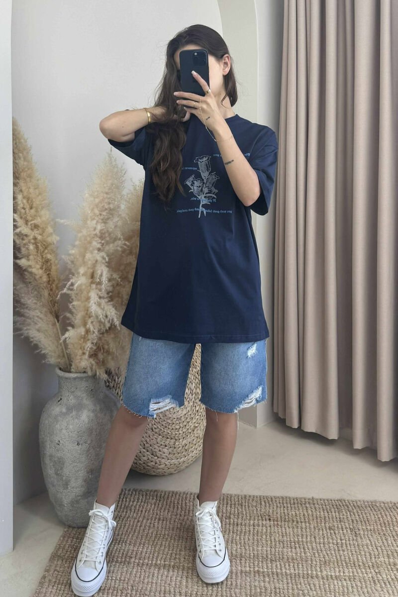 T-SHIRT ME DIZANJ DHE SHKRIME PËR FEMRA NË NGJYRËN BLU TË ERRËT - 2