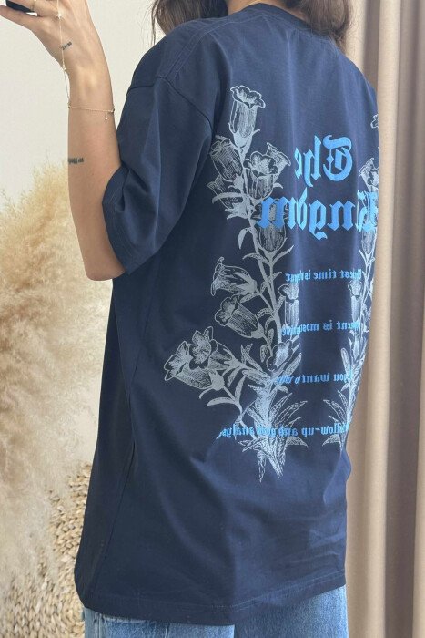 T-SHIRT ME DIZANJ DHE SHKRIME PËR FEMRA NË NGJYRËN BLU TË ERRËT - 4