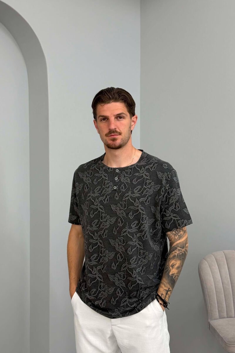 T-SHIRT ME DIZAJN ME DETAJIN E KOPSAVE PËR MESHKUJ NË NGJYRËN GRI E ERRËT - 1