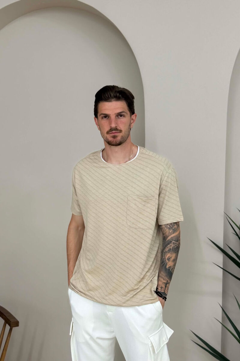 T-SHIRT ME DIZAJN ME DETAJIN E XHEPIT PËR MESHKUJ NË NGJYRËN BEZHË - 1