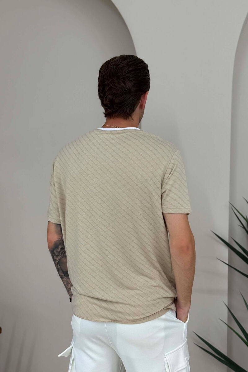 T-SHIRT ME DIZAJN ME DETAJIN E XHEPIT PËR MESHKUJ NË NGJYRËN BEZHË - 4