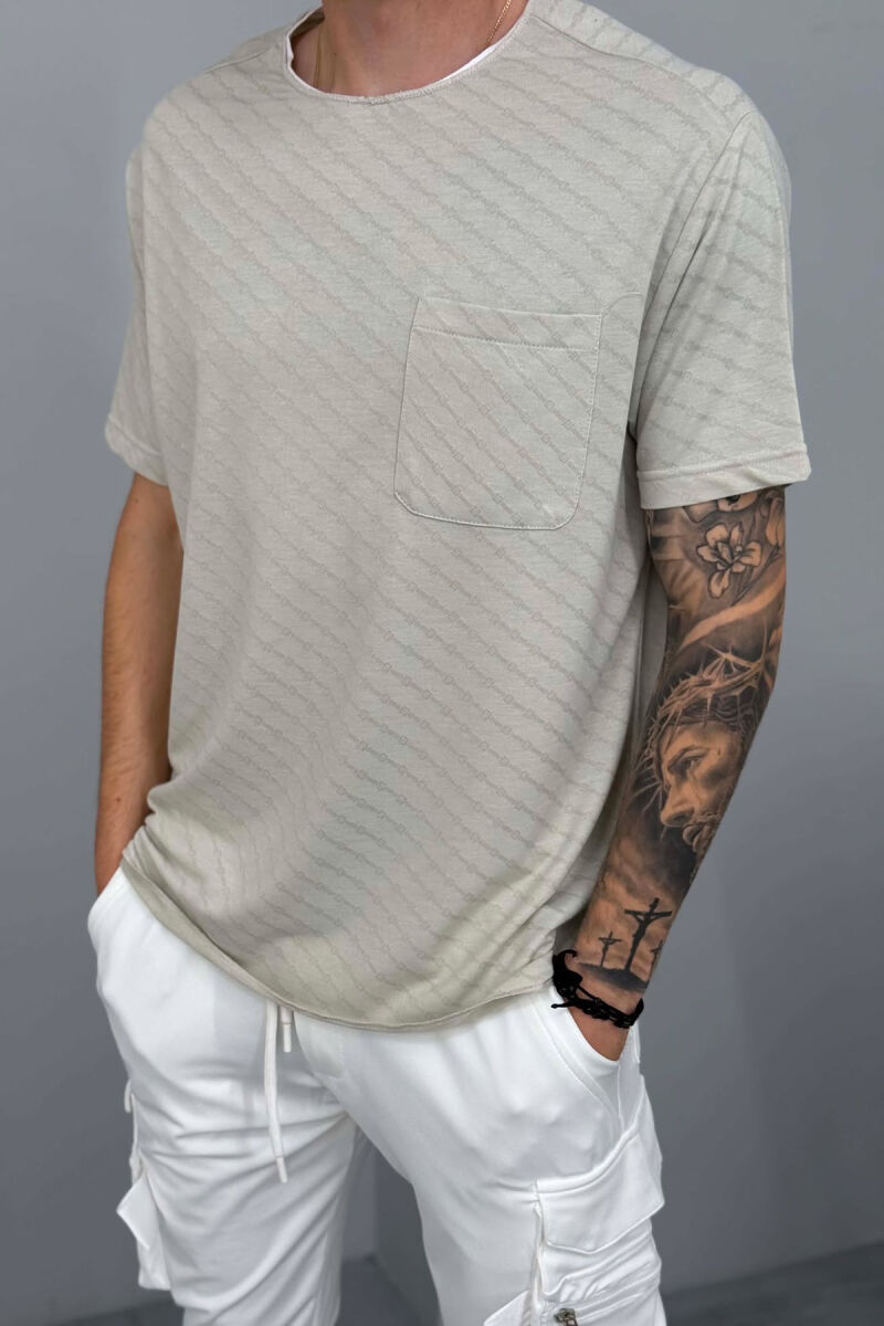 T-SHIRT ME DIZAJN ME DETAJIN E XHEPIT PËR MESHKUJ NË NGJYRËN GRI E ZBARDHUR - 2