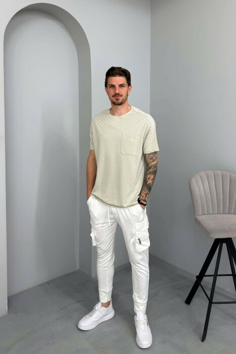 T-SHIRT ME DIZAJN ME DETAJIN E XHEPIT PËR MESHKUJ NË NGJYRËN GRI E ZBARDHUR - 3