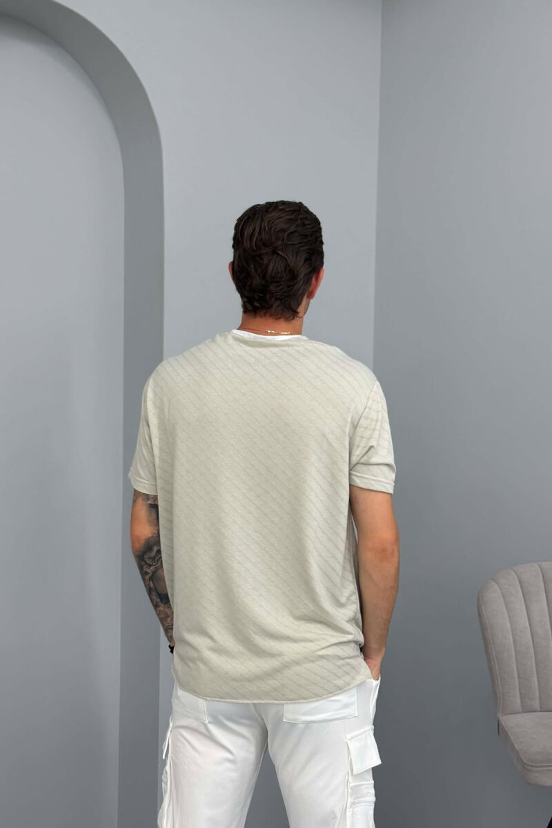 T-SHIRT ME DIZAJN ME DETAJIN E XHEPIT PËR MESHKUJ NË NGJYRËN GRI E ZBARDHUR - 4