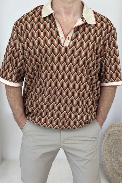 T-SHIRT ME DIZAJN ME JAKË POLO PËR MESHKUJ NË NGJYRËN KAFE - 3
