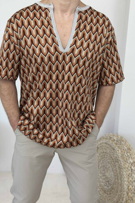 T-SHIRT ME DIZAJN ME JAKË V PËR MESHKUJ NË NGJYRË KAFE - 4