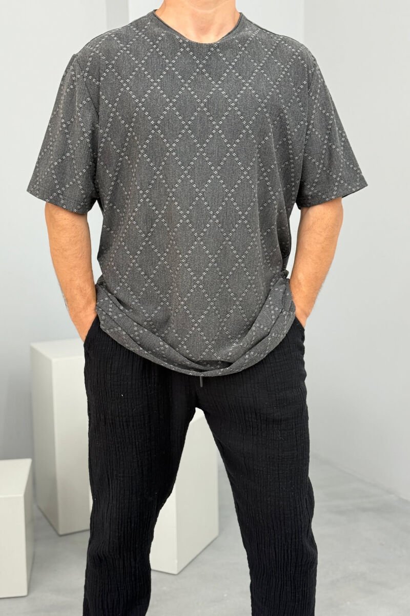 T-SHIRT ME DIZAJN TË THJESHTË PËR MESHKUJ NË NGJYRËN GRI E ERRËT - 1