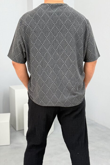 T-SHIRT ME DIZAJN TË THJESHTË PËR MESHKUJ NË NGJYRËN GRI E ERRËT - 3