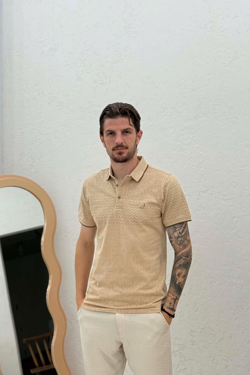 T-SHIRT ME DIZAJNE ME JAKE POLO PER MESHKUJ NE NGJYRE BEZHE - 1