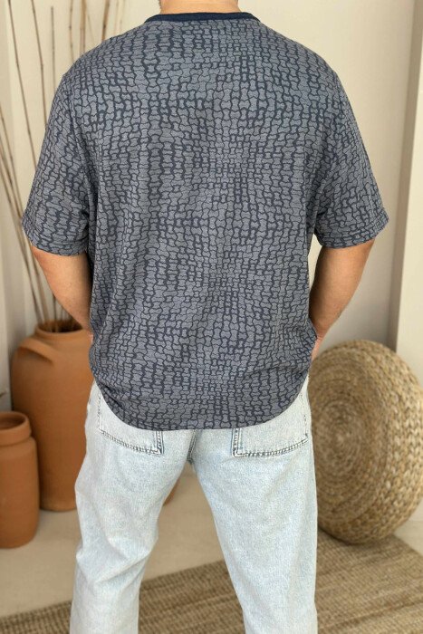 T-SHIRT ME DIZAJNE PËR MESHKUJ NË NGJYRËN BLU - 3