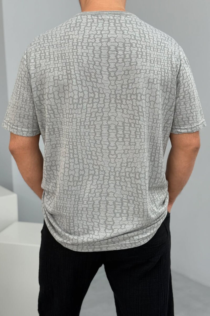 T-SHIRT ME DIZAJNE PËR MESHKUJ NË NGJYRËN GRI - 3