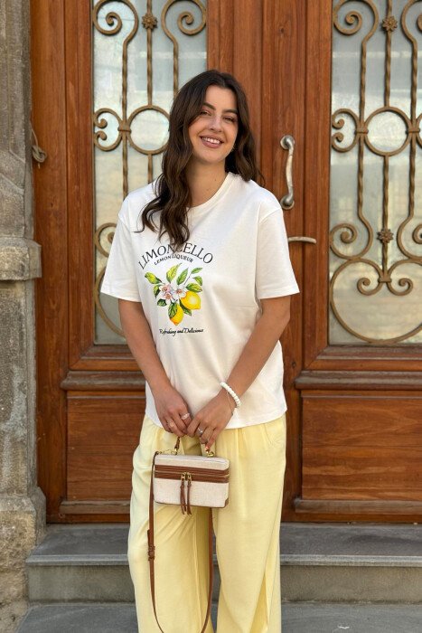 T-SHIRT ME DIZAJNIN E LIMONAVE PËR FEMRA NË NGJYRËN E BARDHË - 2