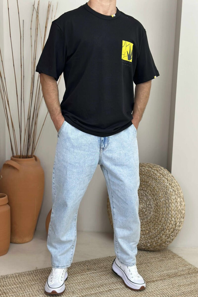 T-SHIRT ME DIZANJ GOLD PËR MESHKUJ NË NGJYRËN E ZEZË - 1