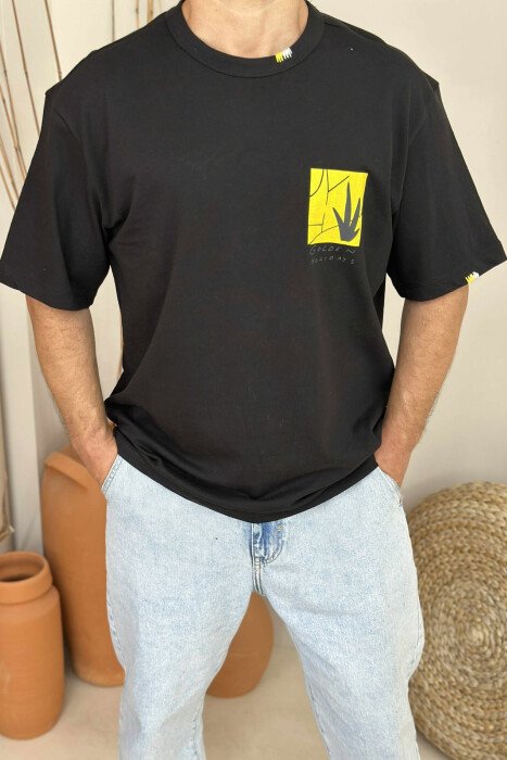 T-SHIRT ME DIZANJ GOLD PËR MESHKUJ NË NGJYRËN E ZEZË - 2