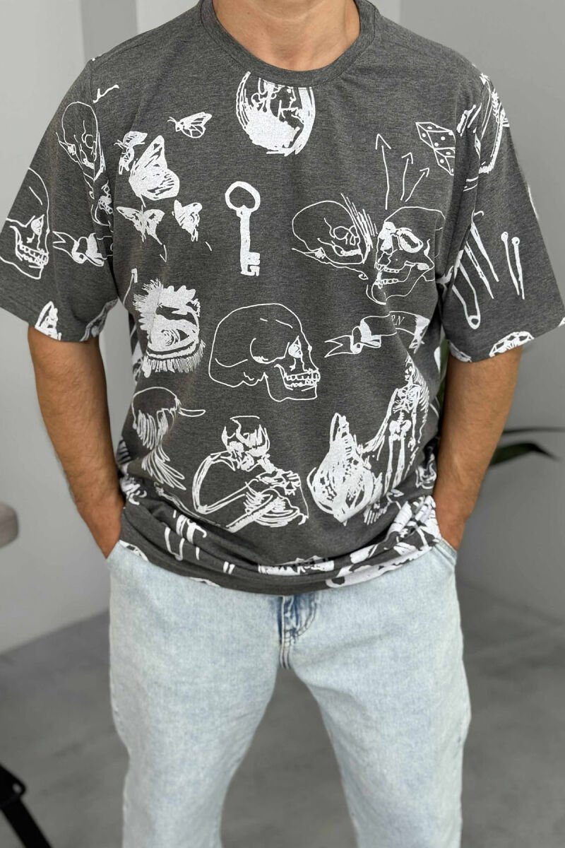 T-SHIRT ME DIZANJE DHE JAKË TË RRUMBULLAKËT PËR MESHKUJ NË NGJYRËN GRI E ERRËT - 2