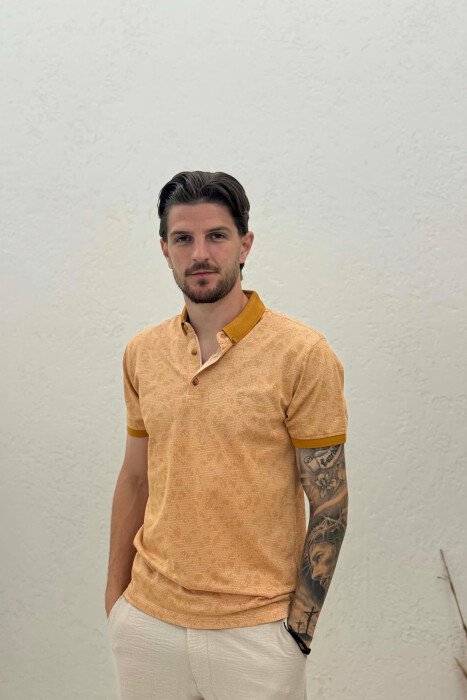 T-SHIRT ME DIZJAN DHE JAKE POLO PER MESHKUJ NE NGJYRE MUSTARDE - 1