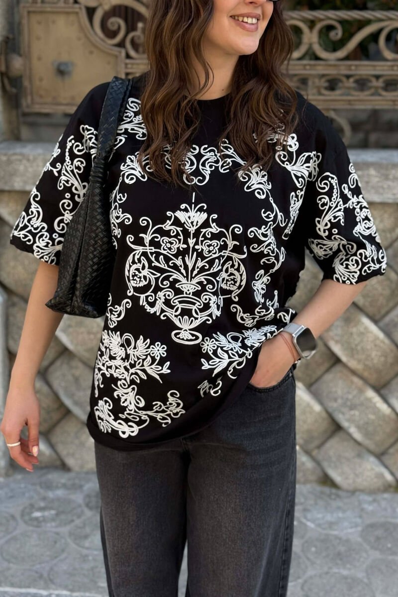 T-SHIRT ME DIZJAN LULESH PER FEMRA NE NGJYRE TE ZEZE ME TE BARDHE + 6 PALE ÇORAPE DHURATE - 2