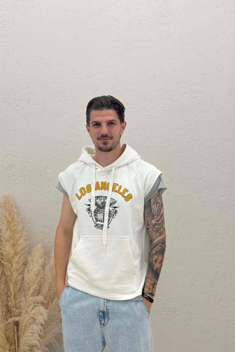 T-SHIRT ME IMAZH ME KAPUÇ PËR MESHKUJ NË NGJYRËN E BARDHË - KLAUDIO FASHION